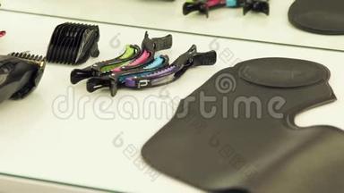 美发沙龙里桌子上的美发剪刀，剪发器，发夹，工具和配件贴紧.. 工作工具